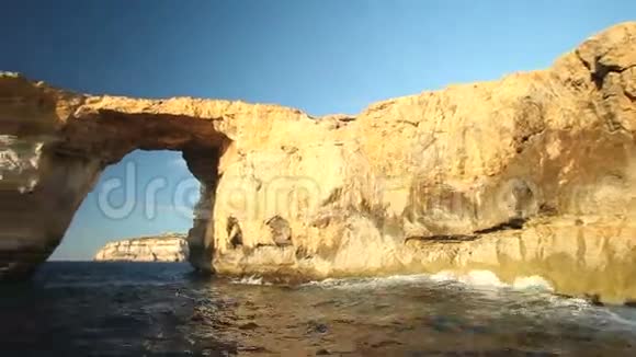 Pan拍摄了AzureWindow的全景被称为TieqaErqa这是马耳他戈佐岛海岸的一个自然岩层视频的预览图