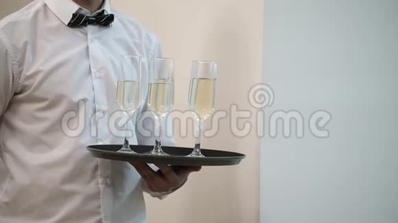 服务员拿着一杯香槟视频的预览图