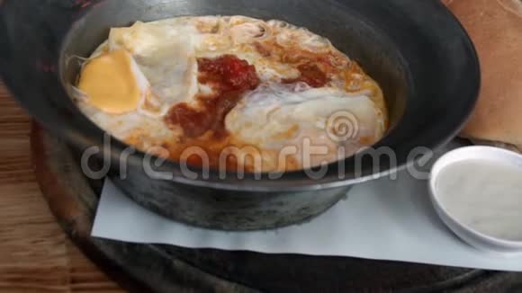 沙克舒卡用番茄和面包在煎锅里煮鸡蛋以色列阿拉伯中东菜视频的预览图