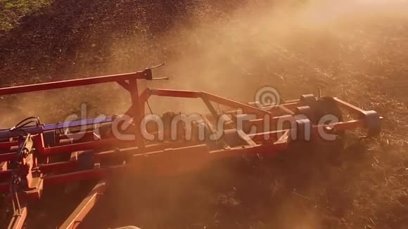 农民在拖拉机上耕作稳耕慢作俄罗斯农业土壤与播种机耕作土地视频的预览图
