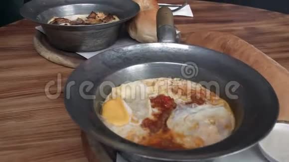 沙克舒卡用番茄和面包在煎锅里煮鸡蛋以色列阿拉伯中东菜视频的预览图