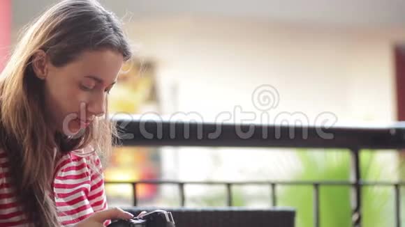 年轻女子坐在沙发上大厅里有一个男人在看照片视频的预览图
