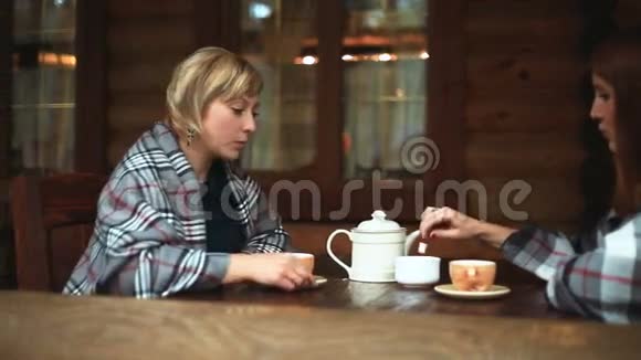 女孩子说着喝着他们的茶瓷茶壶视频的预览图
