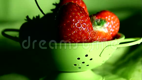 草莓放在一个小香菜里视频的预览图