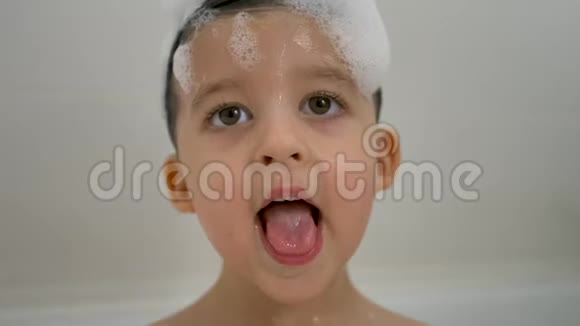 小男孩洗澡泡泡澡和妈妈视频的预览图