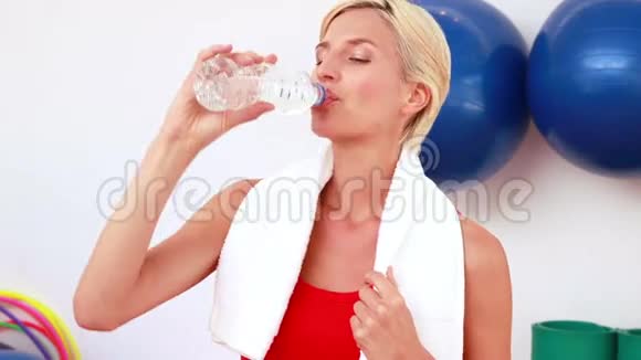 金发女人用大拇指喝水视频的预览图