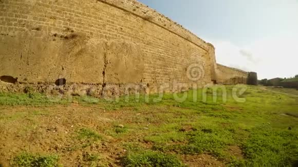 法马古斯塔中世纪堡垒深护城河的高墙视频的预览图