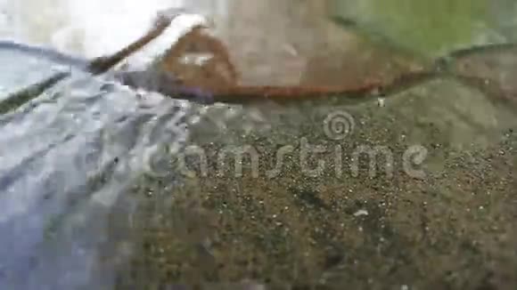 灰褐色沥青上的流水视频的预览图
