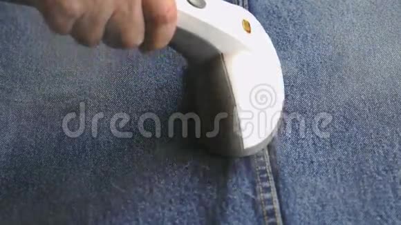 女人用蒸汽清洁器把牛仔裤泡了视频的预览图