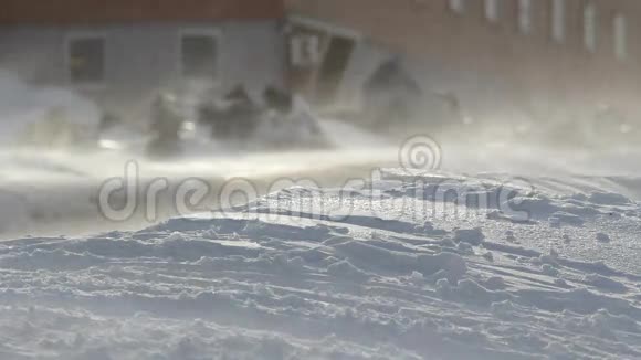 斯瓦尔巴长年夜被强风刮起的旅馆和雪地摩托的建筑视频的预览图