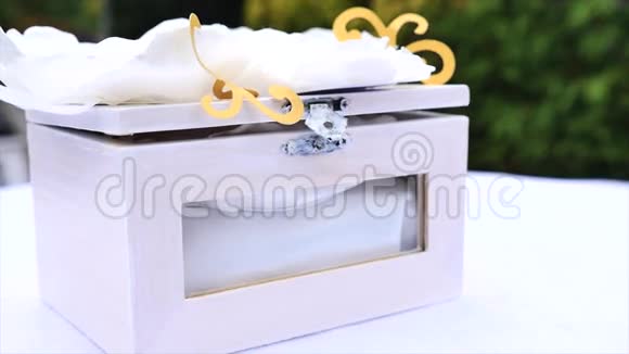 婚礼木白盒子在桌子上视频的预览图