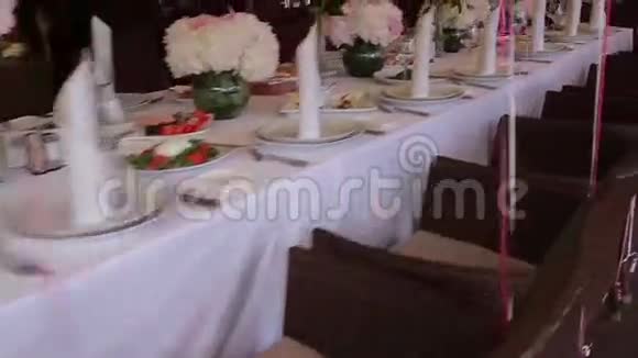 优雅的婚礼或生日餐桌视频的预览图