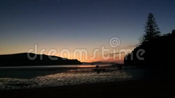 新西兰Sandspit海滩日出的时间间隔视频的预览图