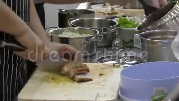 厨师准备肉视频的预览图