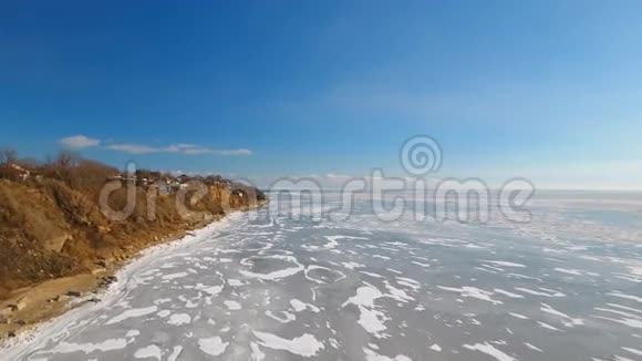 冬季景观飞越冻海视频的预览图