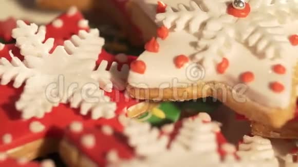 视频4k装饰姜饼饼干圣诞节多色饼干多种颜色的圣诞节肝脏视频的预览图