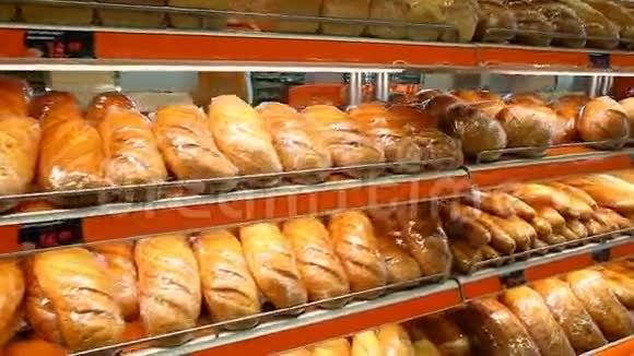 超市里的面包橱窗视频的预览图