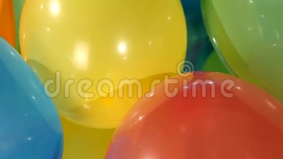 不同的五彩气球旋转关闭视频的预览图