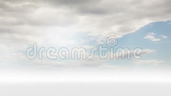 在多云的天空中商人用一个漂浮的词看着台阶视频的预览图