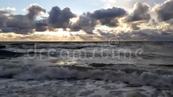 波罗的海多云的天空日落小浪视频的预览图