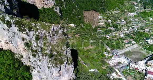在意大利波斯塔诺附近的蒙特比托索山上空飞行视频的预览图