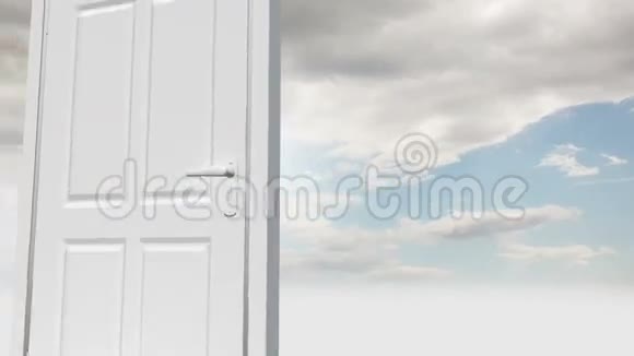 在多云的天空中一个开门的商人在看楼梯视频的预览图