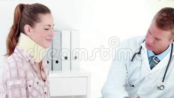 医生与颈托病人交谈视频的预览图