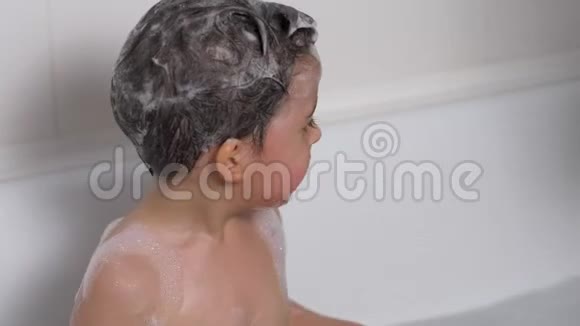 小男孩洗澡泡泡澡和妈妈视频的预览图