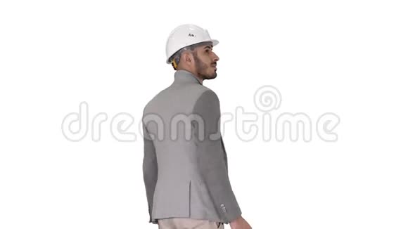 戴着头盔的工程师带着公文包走在白色背景上视频的预览图