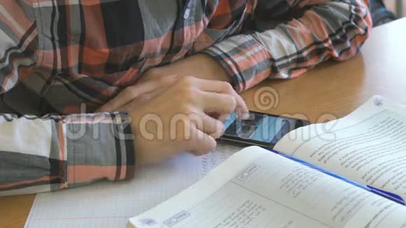 青少年用手机看照片视频的预览图
