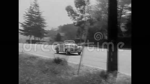 20世纪50年代有辆警车在路上抛锚停下来视频的预览图
