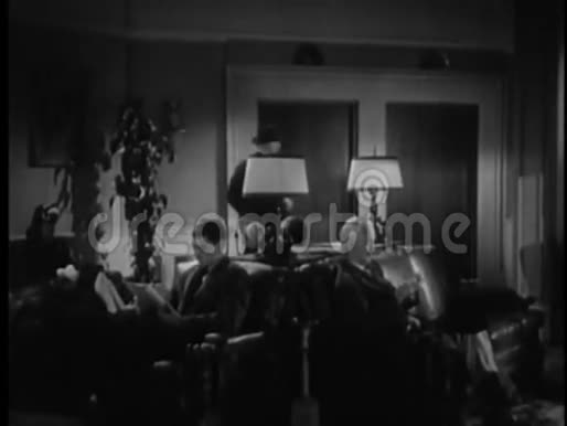 20世纪40年代在酒店大堂等候的人群视频的预览图