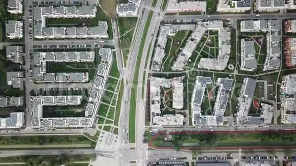 空中无人驾驶飞机飞过住宅公寓楼和商业地产视频的预览图