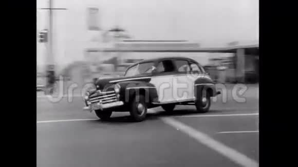 20世纪50年代在城市街道上赛车的警车视频的预览图