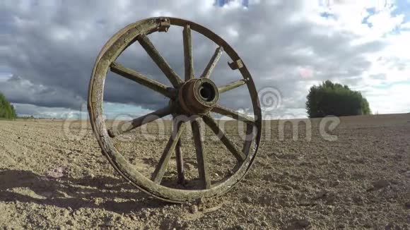 一辆破旧的木马马车车轮在田野和云的运动延时4K视频的预览图