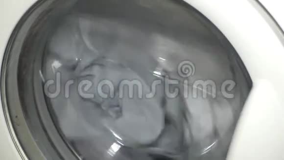 洗衣房在洗衣机里旋转视频的预览图