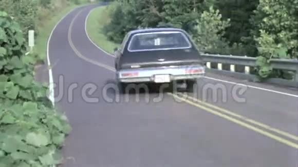 乡村道路警车追逐的后景视频的预览图