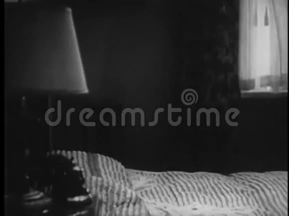 上世纪40年代酒店卧室的恐慌镜头视频的预览图