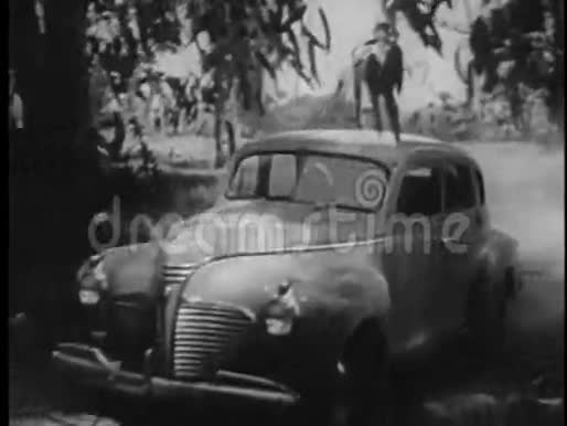 20世纪40年代汽车在土路上缓缓行驶视频的预览图