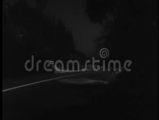 上世纪40年代在黑暗乡村公路上的汽车追逐视频的预览图