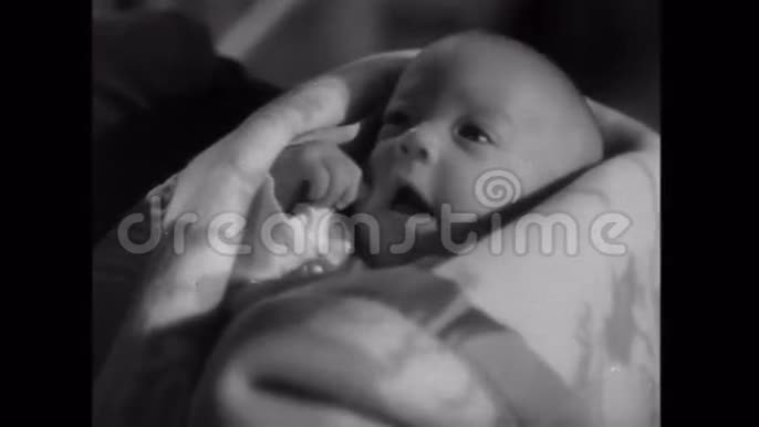 婴儿打哈欠的特写婴儿打哈欠的特写1941USAPenny沙利奈德视频的预览图