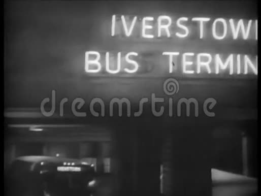 夜间繁忙的巴士总站视频的预览图