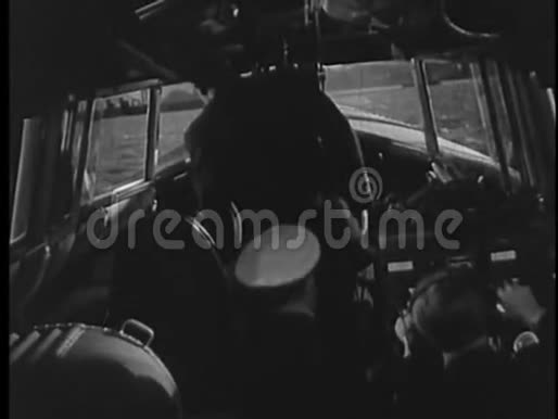 水上飞机驾驶员和共同驾驶员进入座位的后视镜视频的预览图