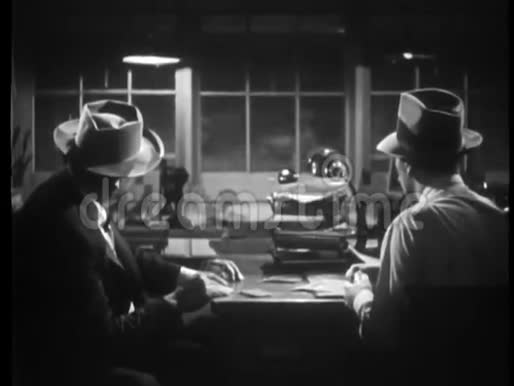 20世纪40年代两个男人透过窗户看火车经过视频的预览图