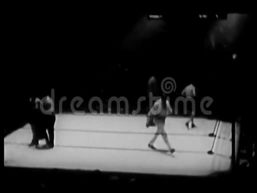 20世纪30年代麦迪逊广场花园开始比赛的拳击手的高角度视野视频的预览图