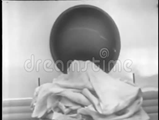 20世纪40年代洗衣机前的一堆洗衣房视频的预览图