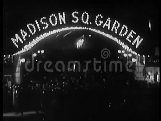 20世纪30年代霓虹灯麦迪逊广场花园广场下的人群视频的预览图