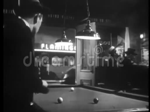 四十年代男子在酒吧玩台球的后景视频的预览图