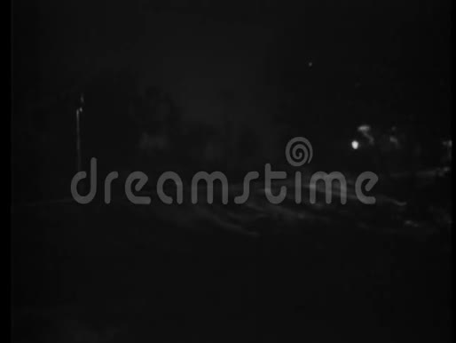 机车在夜间穿越乡村视频的预览图