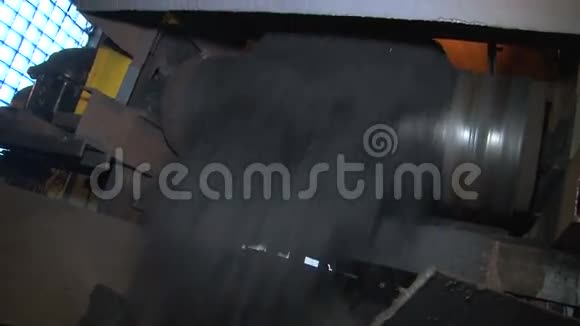 输送机上的煤炭磨损形成不同的角度视频的预览图